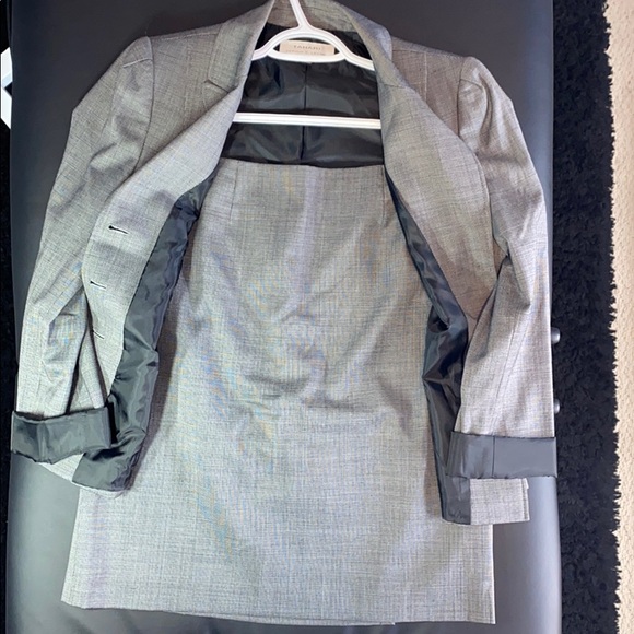 Tahari two-piece skirt suit - Picture 4 of 9